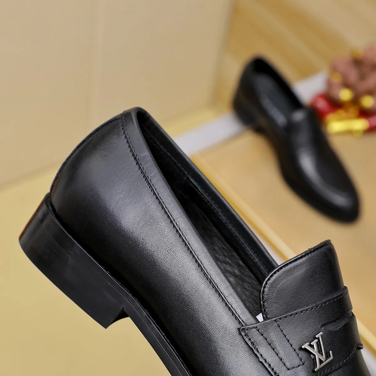 Men's Men's Shoes 💰420 💰[Louis Vuitton] LV high-end business formal leather shoes! ! Luxurious and elegant style, equal emphasis on practicality and style, professional focus on details and quality, counter original 1⃣️: 1⃣️ super accurate reproduction👍🏻! Material: The upper is made of imported original soft 🐂cowhide ➕imported first-layer sheepskin lining. Original anti-slip and wear-resistant outsole! Code number: 39--45, (38.46 custom-made) Large quantities in stock!